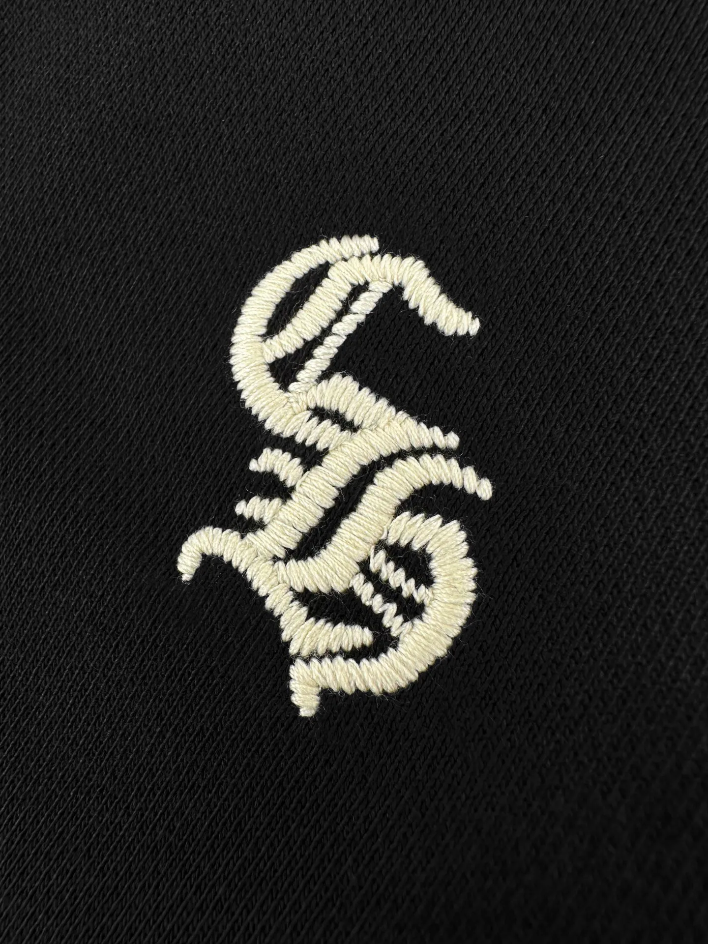 Chrom Hearts ， ， 。 ，Cream White ， 。 ， ， Retro 。 ， ， ， ， Retro 。 ， 。 1. ， Chrome Hearts ， ， 。 2 ， ， ， 、 ， 。 ： 1:1 CH 1:1 CH 1:1 CH 1:1 CH ： Size： S M L ： DD 136